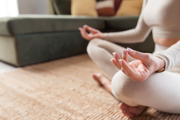 Gesundes Lifestyle-Konzept mit Mädchen, die zu Hause Yoga-Übungen mit grünem Loft-Interieur machen