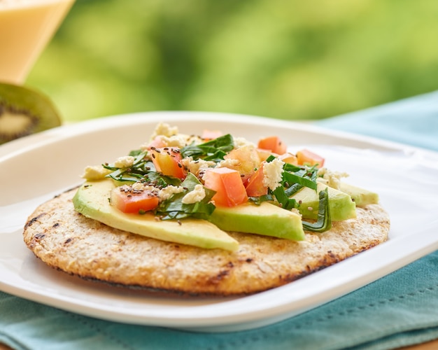 gesundes Maisbrot mit Avocado auf einem Teller