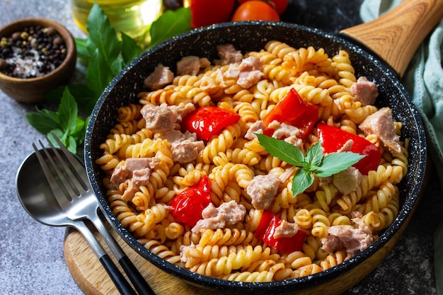 Gesundes Mittagessen Fusilli-Nudeln mit Thunfisch in Dosen, gegrillte rote Paprika und Tomaten