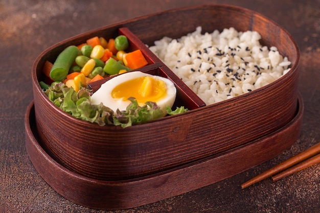 Gesundes Mittagessen in hölzerner japanischer Bento-Box