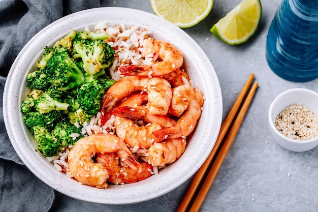 Gesundes Mittagessen Spicy Shrimp Burrito Bowl mit Koriander-Limetten-Reis und Brokkoli