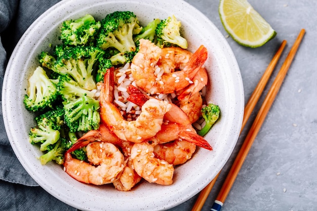 Gesundes Mittagessen Spicy Shrimp Burrito Bowl mit Koriander-Limetten-Reis und Brokkoli