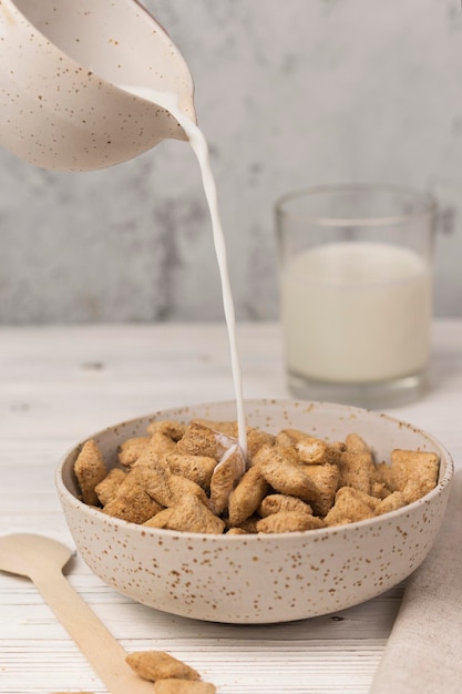 Gesundes Müsli-Frühstück mit Milch