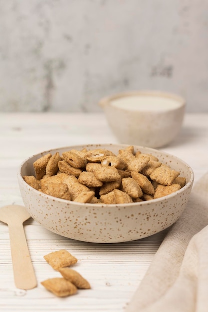 Gesundes Müsli-Frühstück mit Milch