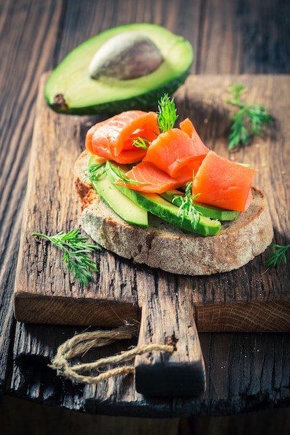 Gesundes Sandwich mit Avocado-Lachs und Dill