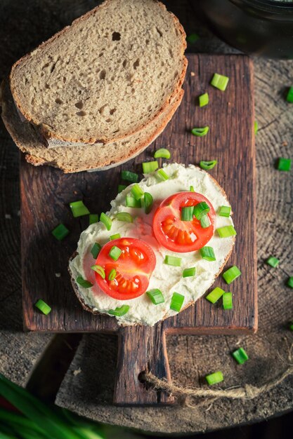 Gesundes Sandwich mit Frischkäse-Schnittlauch und Kirschtomaten