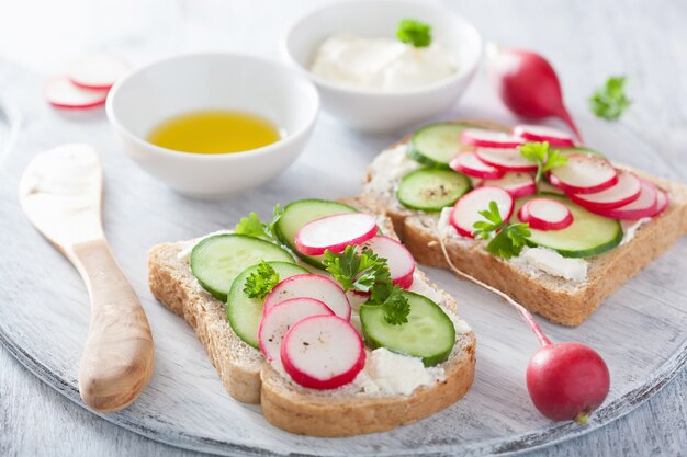 Gesundes Sandwich mit Radieschengurke und Frischkäse