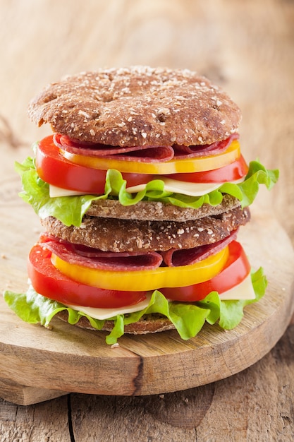 Gesundes Sandwich mit Salami-Tomaten-Pfeffer und Salat