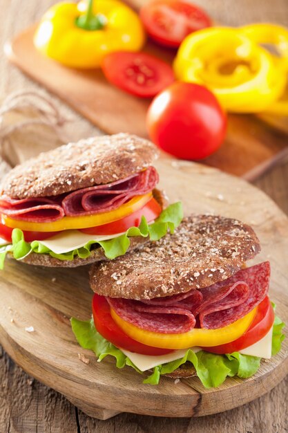 Gesundes Sandwich mit Salami-Tomaten-Pfeffer und Salat