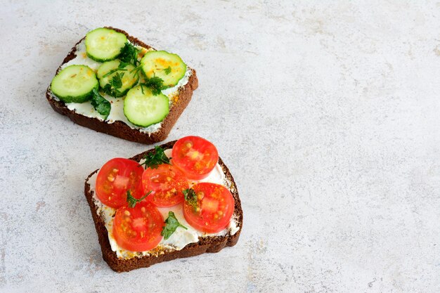 Gesundes Sandwich mit Tomaten, Gurken und Petersilie und Ricotta isoliert, Nahaufnahme