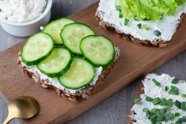 Gesundes Sandwich mit weißem Hüttenkäse und Gurke