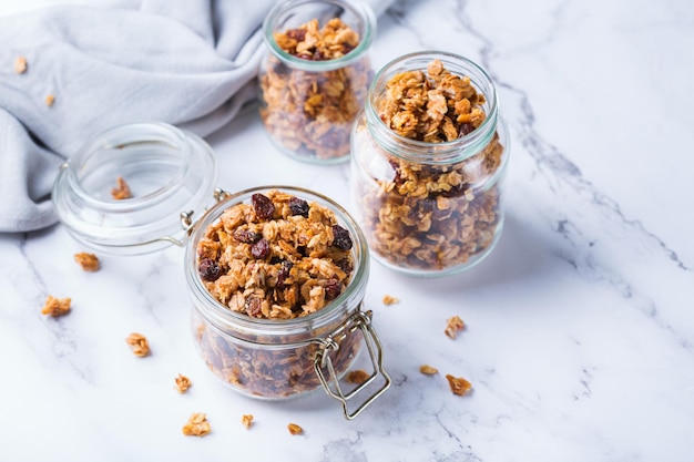 Gesundes, sauberes Essen Diät und Ernährung Fitness ausgewogenes Essen Frühstückskonzept Hausgemachtes Müsli mit Zutaten auf einem Tisch