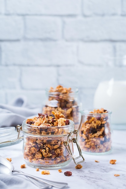 Gesundes, sauberes Essen Diät und Ernährung Fitness ausgewogenes Essen Frühstückskonzept Hausgemachtes Müsli mit Zutaten auf einem Tisch