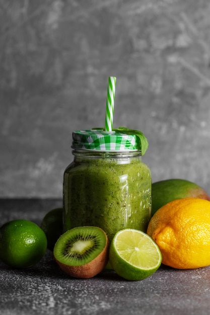 Gesundes Smoothie-Getränk aus frischen Früchten, umgeben von Kiwi-Limette und Zitrone. Das Konzept eines gesunden Lebensstils und einer richtigen Ernährung. Vitamingetränk.