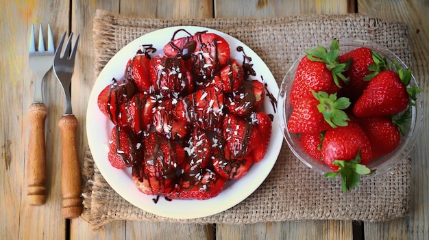 Gesundes Sommerdessert mit Erdbeeren