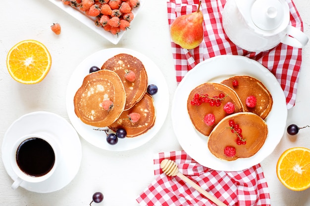 Gesundes Sommerfrühstück, hausgemachte klassische amerikanische Pfannkuchen mit frischer Beere und Honig