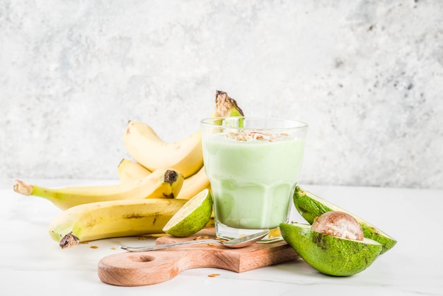 Gesundes Sommergetränk, Avocado- und Bananensmoothie mit Limetten-, Müsli- und Kokosmilch