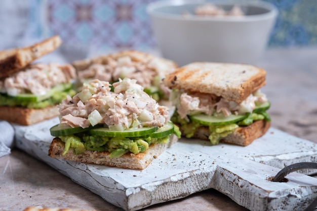 Gesundes Thunfisch-Sandwich mit Avocado und Gurke