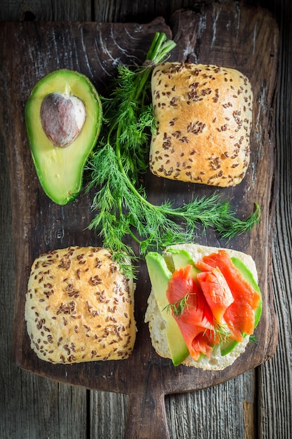 Gesundes und fittes Sandwich aus Avocado-Lachs und Dill