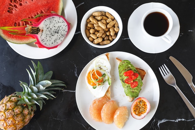 Gesundes und leckeres Frühstück auf dem Tisch