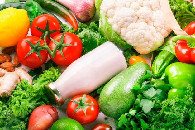 Gesundes veganes Essen Gemüse und Obst auf weißem Hintergrund Einkaufen Lebensmittel Supermarkt Lebensmittel und sauberes Essen Konzept