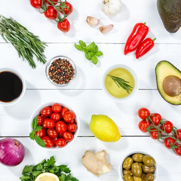 Gesundes veganes Essen Hintergrund sauberes Essen vegetarisches Bio-Holzbrett quadriert
