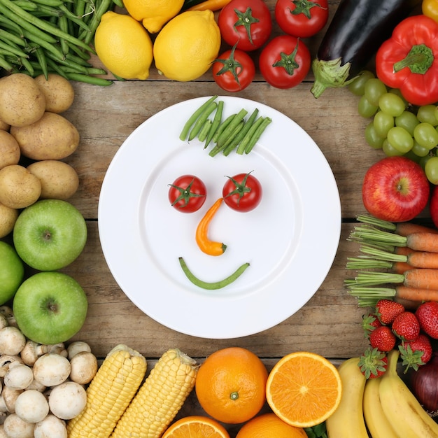 Foto gesundes veganes essen lächelndes gesicht aus gemüse