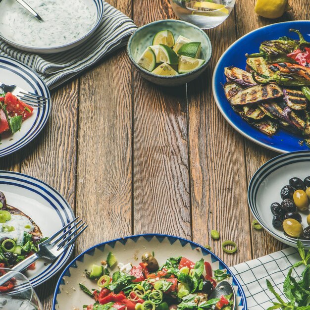 Gesundes vegetarisches Abendessen Tischdekoration kopieren Raum quadratische Ernte