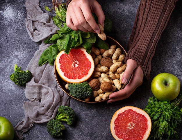 Gesundes vegetarisches Essen. Sauberes Essen und Rohkostkonzept. Selektiver Fokus