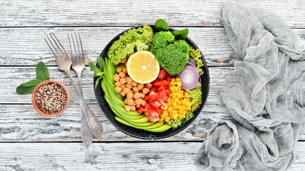 Gesundes vegetarisches Essen Schüssel Buddha Avocados Brokkoli Truthahn Erbsen Mais Ansicht von oben Freier Platz für Ihren Text