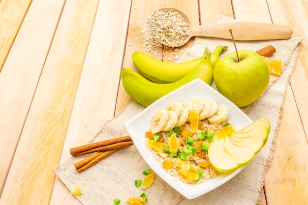 Gesundes vegetarisches Frühstück mit Haferflocken und Früchten