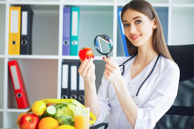 Gesundheit Diät und gesunder Arzt Ernährungsberater Holding in Hands Fres