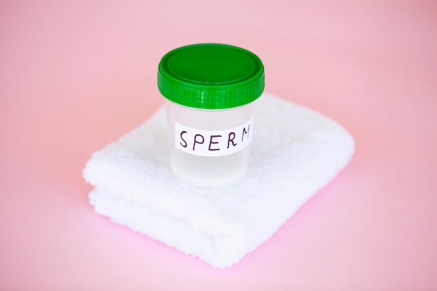Gesundheit. Nahaufnahme der Spermienanalyse. Konzept der Bank Sperm. Unfruchtbarkeitsbank mit Samenzellen mit Tuch