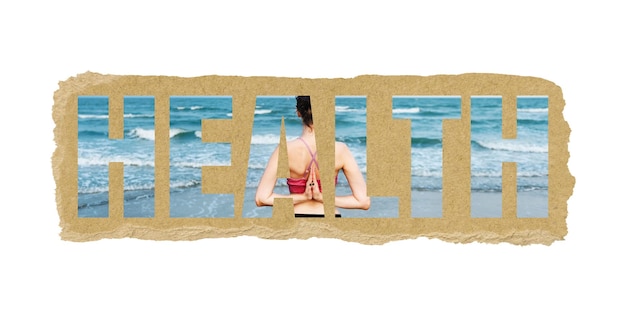 Gesundheit png-Wort-Aufkleber Typografie Frau meditiert am Strand zerrissenes Papier im transparenten Hintergrund