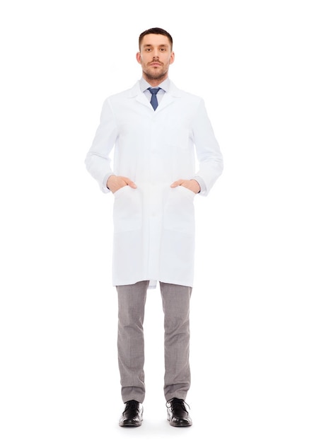 Gesundheits-, Berufs- und Medizinkonzept - männlicher Doktor im weißen Kittel über weißem Hintergrund