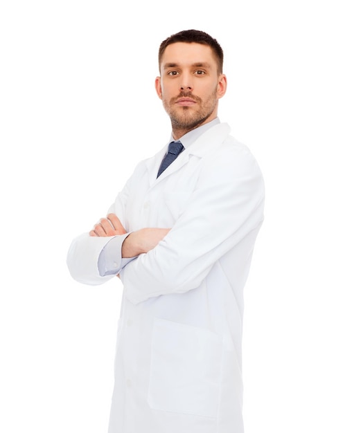 Gesundheits-, Berufs- und Medizinkonzept - männlicher Doktor im weißen Kittel über weißem Hintergrund