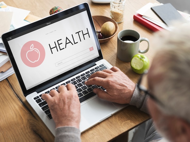 Foto gesundheits-laptop-gesundheits-wellness-senior-konzept