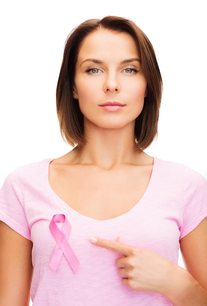 Gesundheits-, Medizin- und Brustkrebskonzept - Frau mit rosa Krebsband