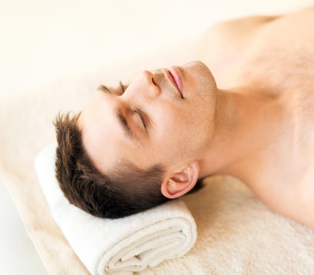 gesundheits-, spa- und schönheitskonzept - nahaufnahme des mannes im spa-salon