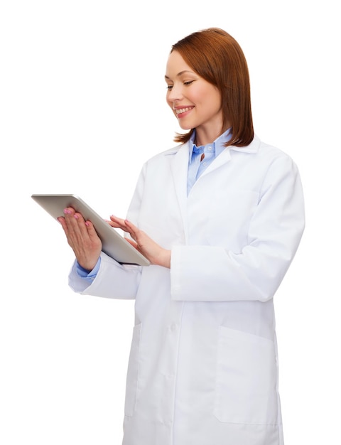 Gesundheits-, Technologie- und Medizinkonzept - lächelnde Ärztin und Tablet-PC-Computer
