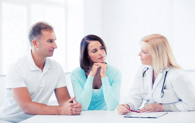 Gesundheits- und Medizinkonzept - Arzt mit Patienten im Kabinett