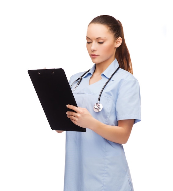 gesundheits- und medizinkonzept - ernsthafte ärztin oder krankenschwester mit stethoskop und klemmbrett