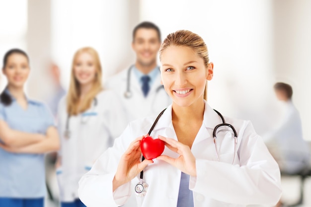 Gesundheits- und Medizinkonzept - Ärztin mit Herz