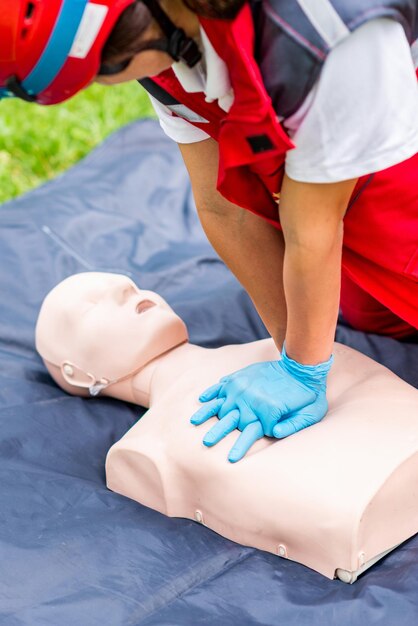 Foto gesundheitsarbeiter üben sich im park auf einer cpr-puppe