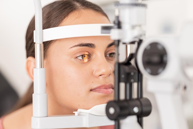 Gesundheitsaugen und Sehtest für Frauen in einer Klinik für Sehgesundheit und Sehvermögen bei einer Spaltlampenuntersuchung Gesichtspflege und Beratung von Optometristen für Mädchen für Augengesundheit und Glaukomtests