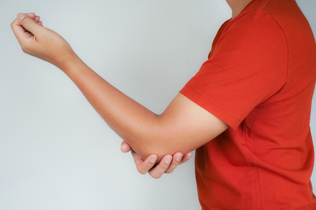 Gesundheitskonzept Person mit Schmerzen im Ellenbogen Mann hält Hand am Ellenbogen mit Schmerzen bei Knochenarthritis