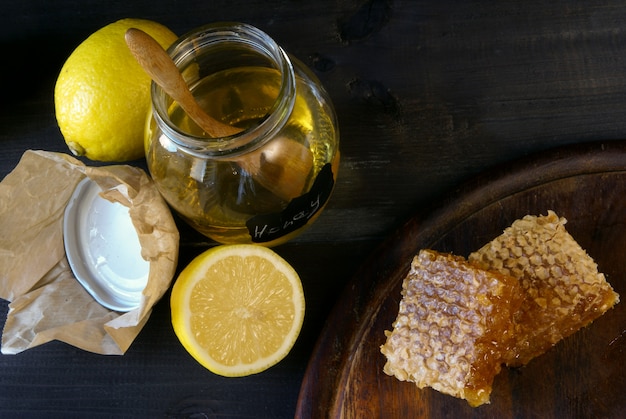 Gesundheitskonzept. Zitrone, Ingwer und Honig