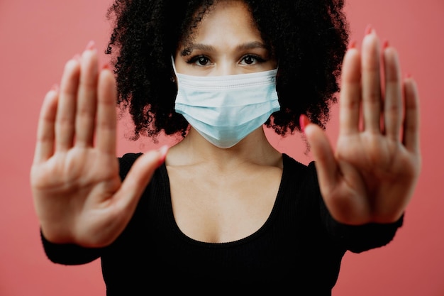 Gesundheitsschutz Zeigt eine Stop-Handgeste Covid und die Frau Medizinische Maske für Pandemie