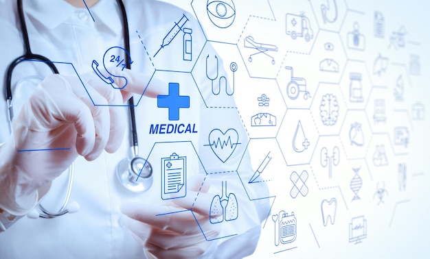 Gesundheitsversorgung und medizinisches Dienstleistungskonzept AR-Schnittstelle intelligenter Arzt, der mit Stethoskop arbeitet