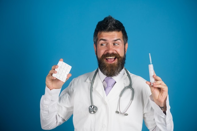 Gesundheitswesen Behandlungsmedizin und medizinisches Konzept glücklicher bärtiger Arzt mit Stethoskop in Weiß